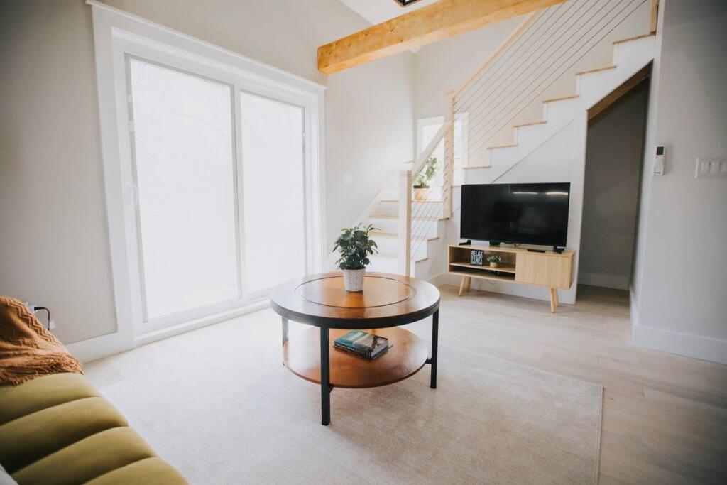 Costello, Apartment